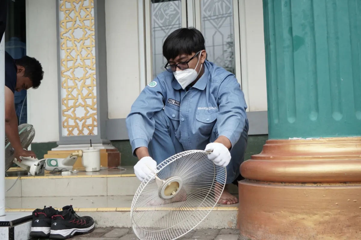 KRAKATAU POSCO Gelar Aksi Bersih-Bersih Tiga Masjid Sambut Ramadan