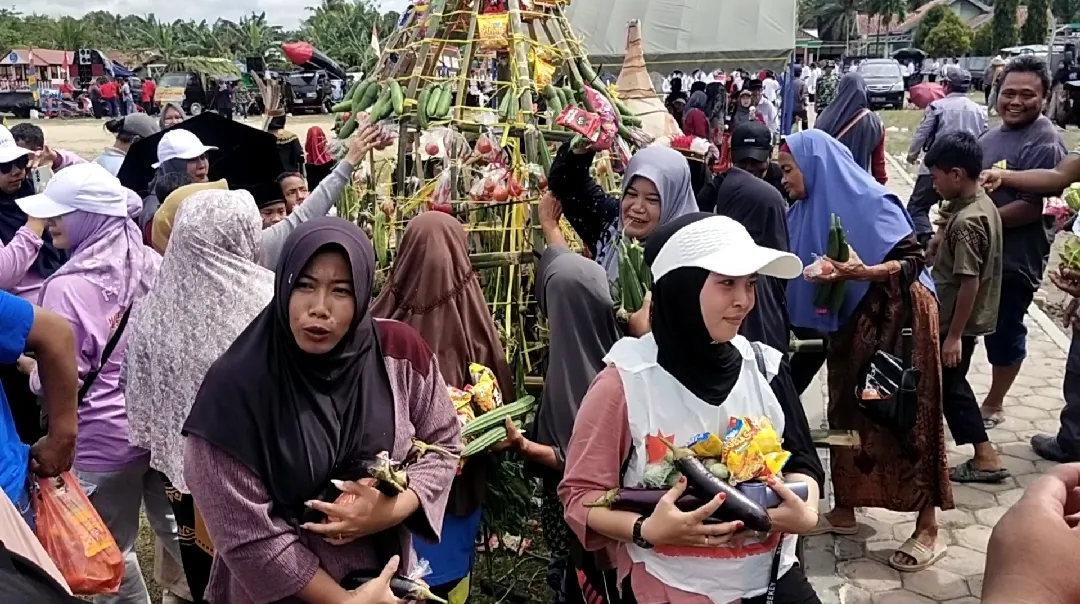 Karnaval Hasil Bumi Meriahkan HUT ke-19 Desa Sungai Melawen