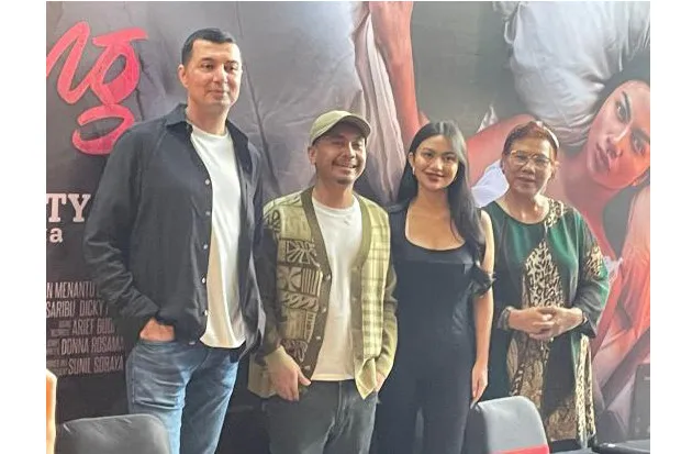 Kisah Ariel Tatum dan Raditya Dika dalam Film 'Catatan Harian Menantu Sinting'