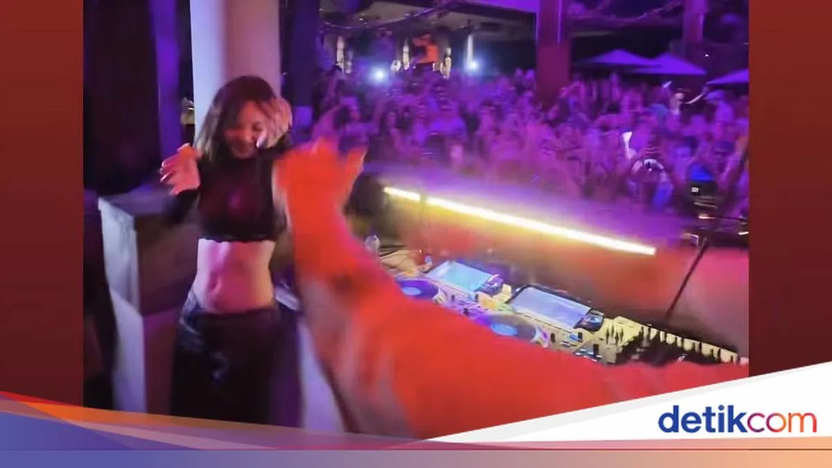 Lisa BLACKPINK Menikmati Malam di Kelab Mewah Bali