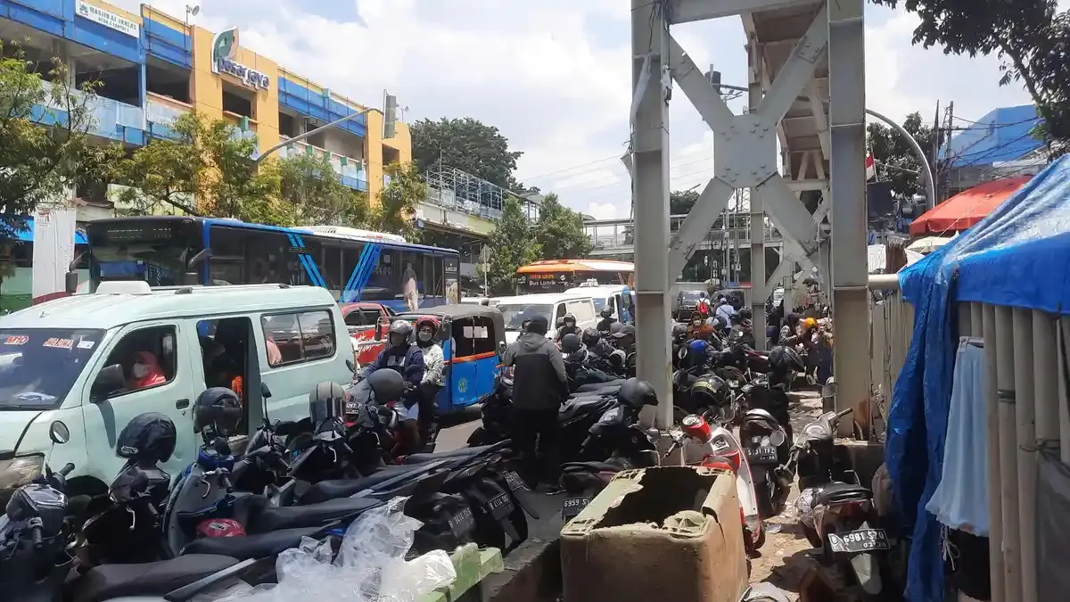 Pemprov DKI Bersama Polisi Tertibkan PKL dan Parkir Liar di Pasar Tanah Abang