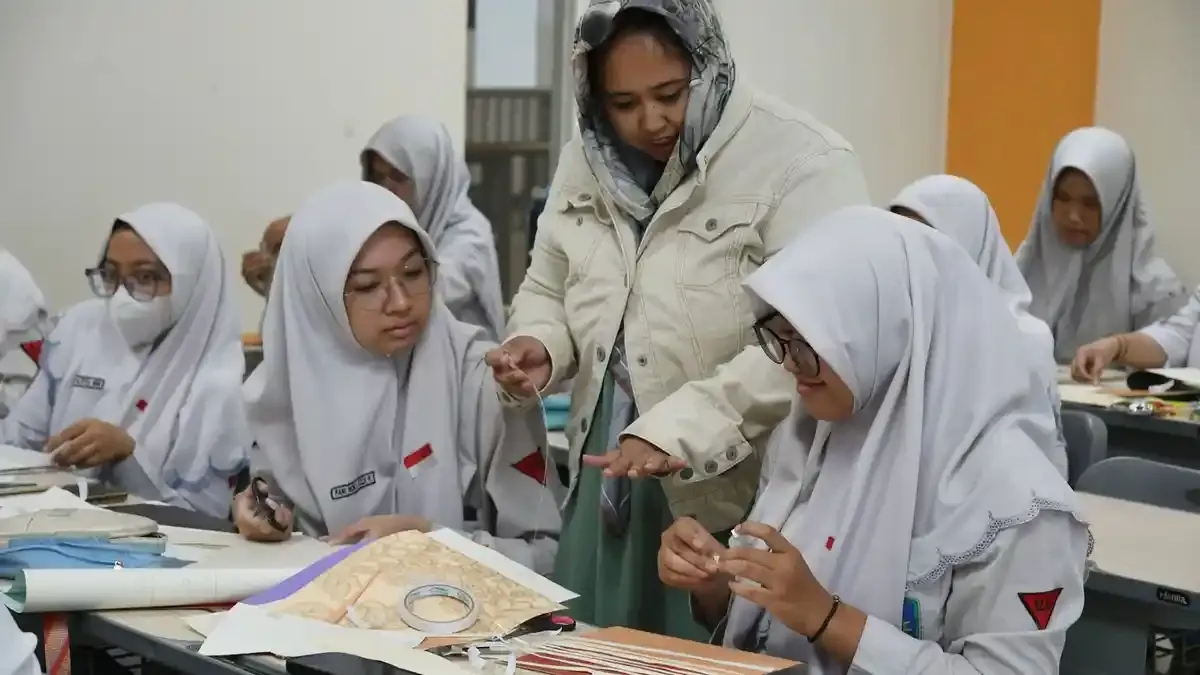 Fakta dan Opini dalam Kutipan Teks: Pembelajaran LKS Bahasa Indonesia Kelas 11
