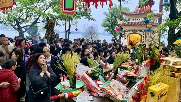 Kuil Quan Thanh dan Tay Ho Hadirkan Inovasi Layanan untuk Wisatawan di Musim Semi