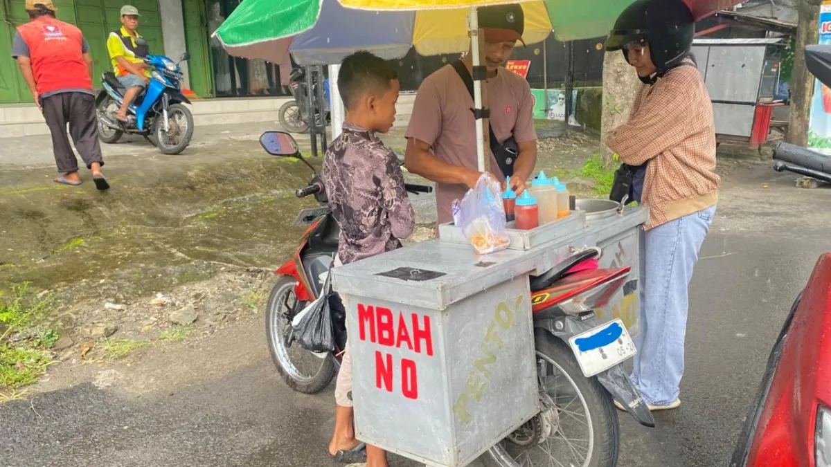 Keberhasilan Penjual Pentol Mbah No di Kediri Berkat Viral di TikTok