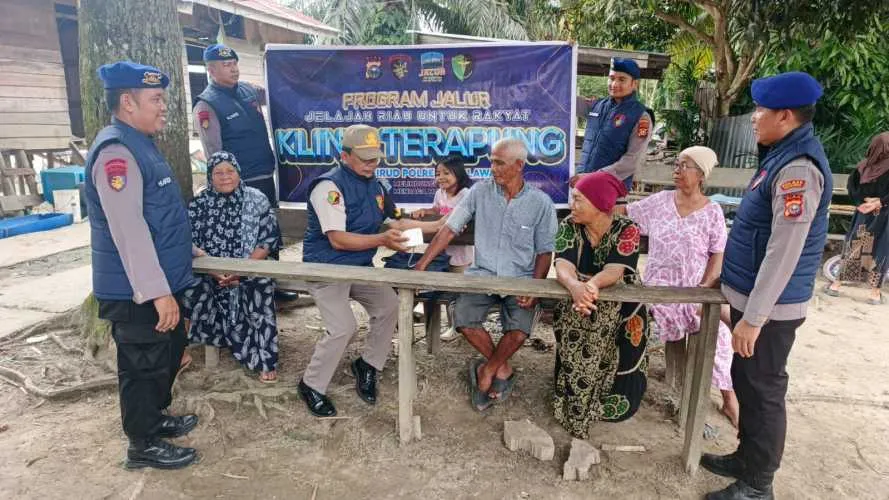 Sat Polairud Polres Pelalawan Salurkan Bantuan Sosial dan Kesehatan untuk Masyarakat Pesisir