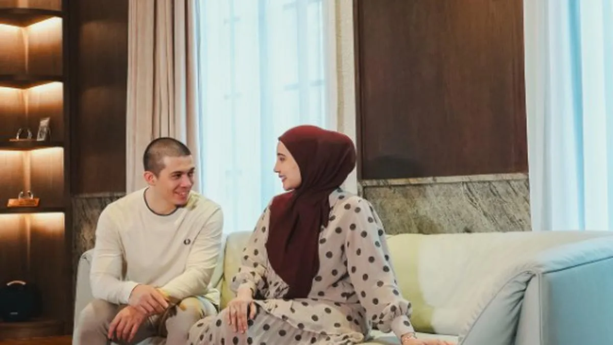 Desain Ruang Tamu Vila Zaskia Sungkar dan Irwansyah: Hangat dengan Sentuhan Kayu
