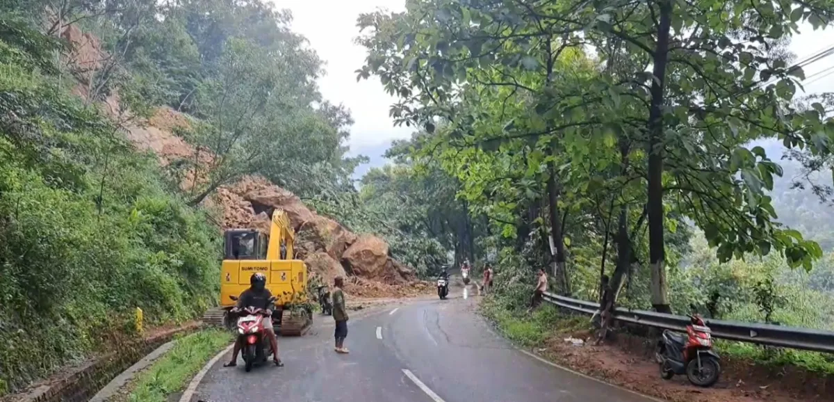 Longsor Tutupi Jalur Ponorogo-Pacitan Usai Hujan Deras