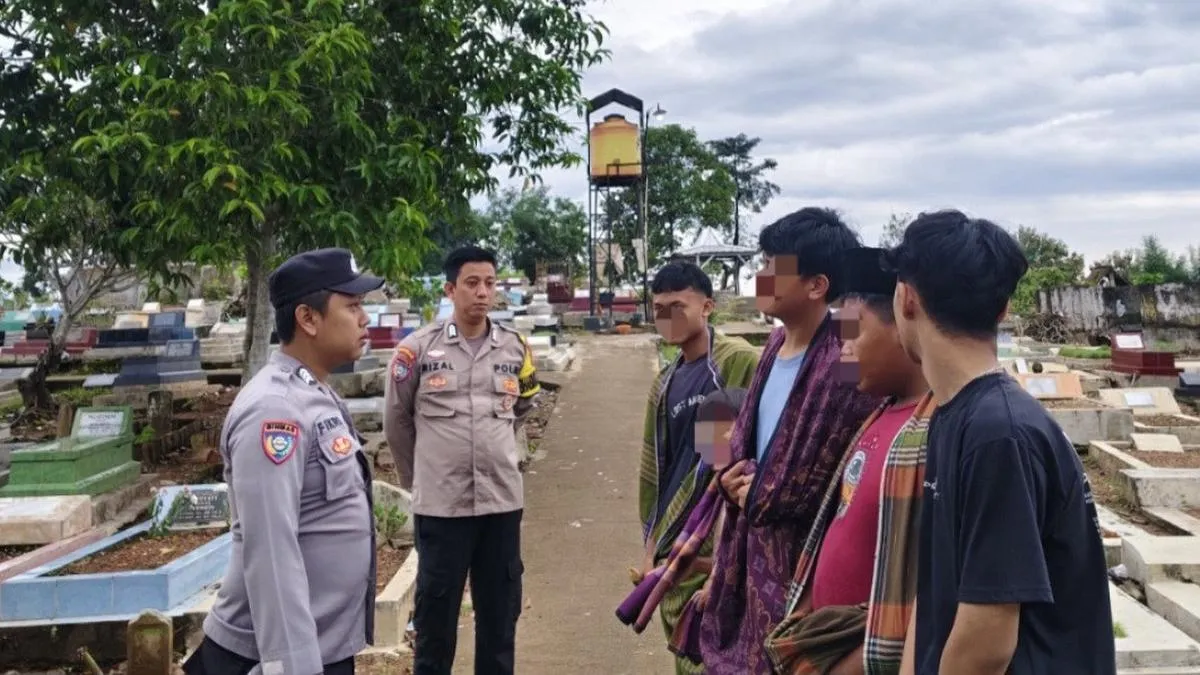 Remaja di Lampung Ubah TPU Jadi Arena Perang Petasan