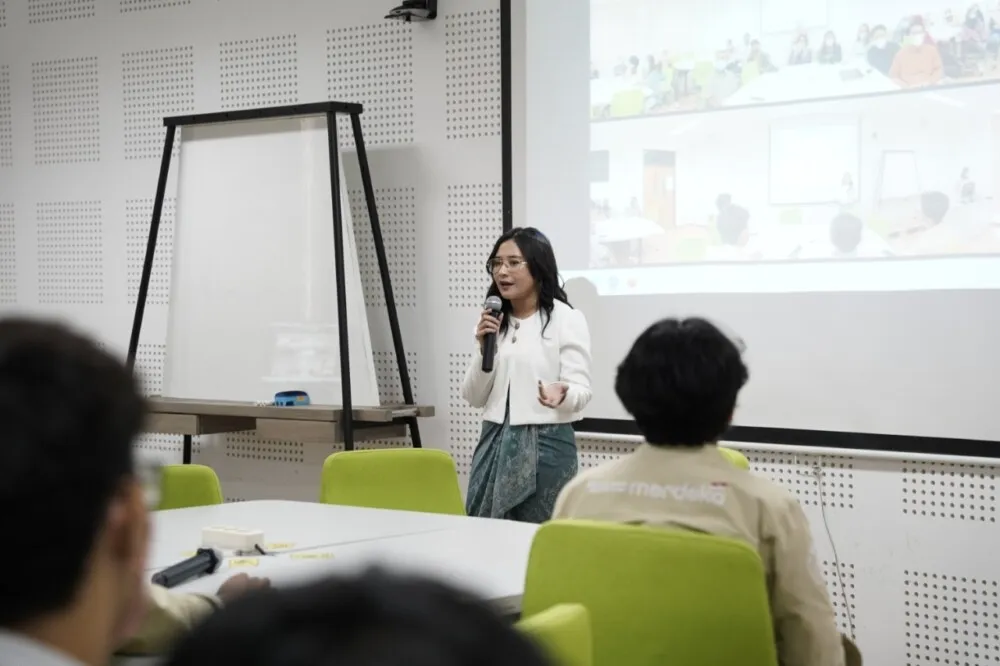 Prilly Latuconsina Ajar Relasi Media dan Selebritas di UGM