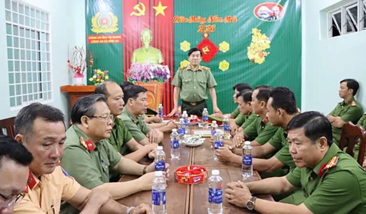 Kepolisian Komune Binh An Terima Penghargaan atas Prestasi Menangani Narkoba