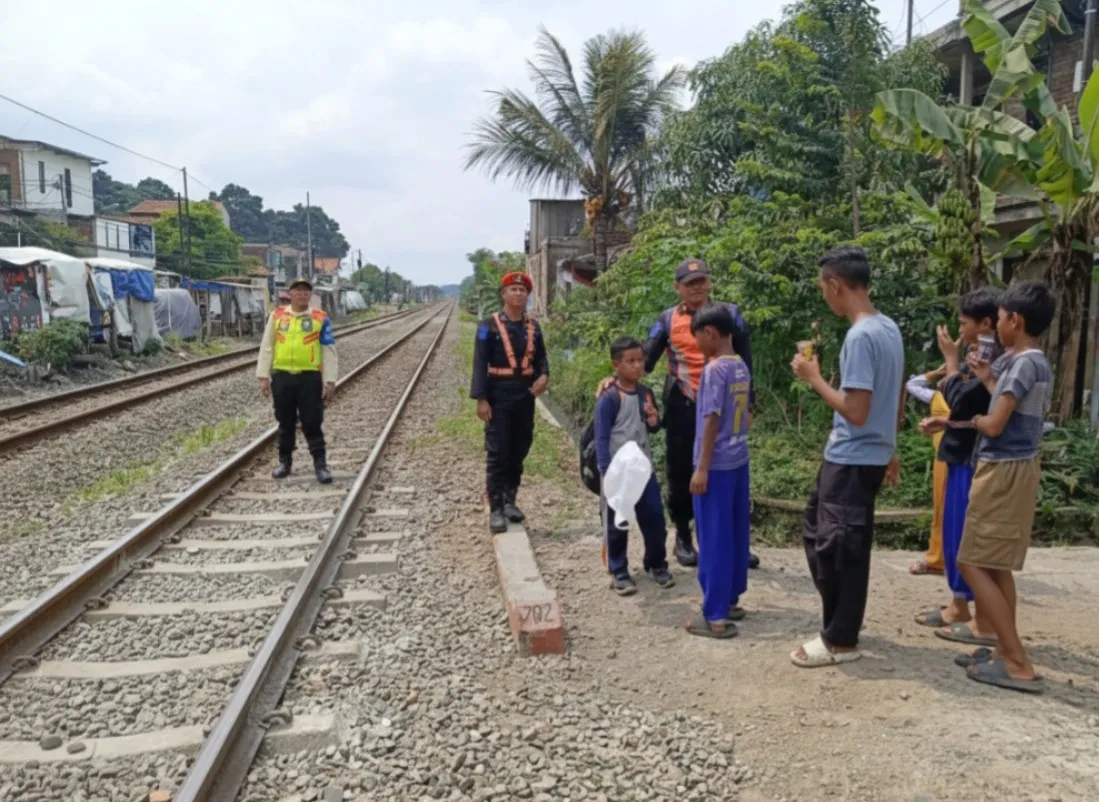 KAI Daop 2 Larang Aktivitas di Jalur Rel Selama Ramadan, Pelanggar Terancam Sanksi