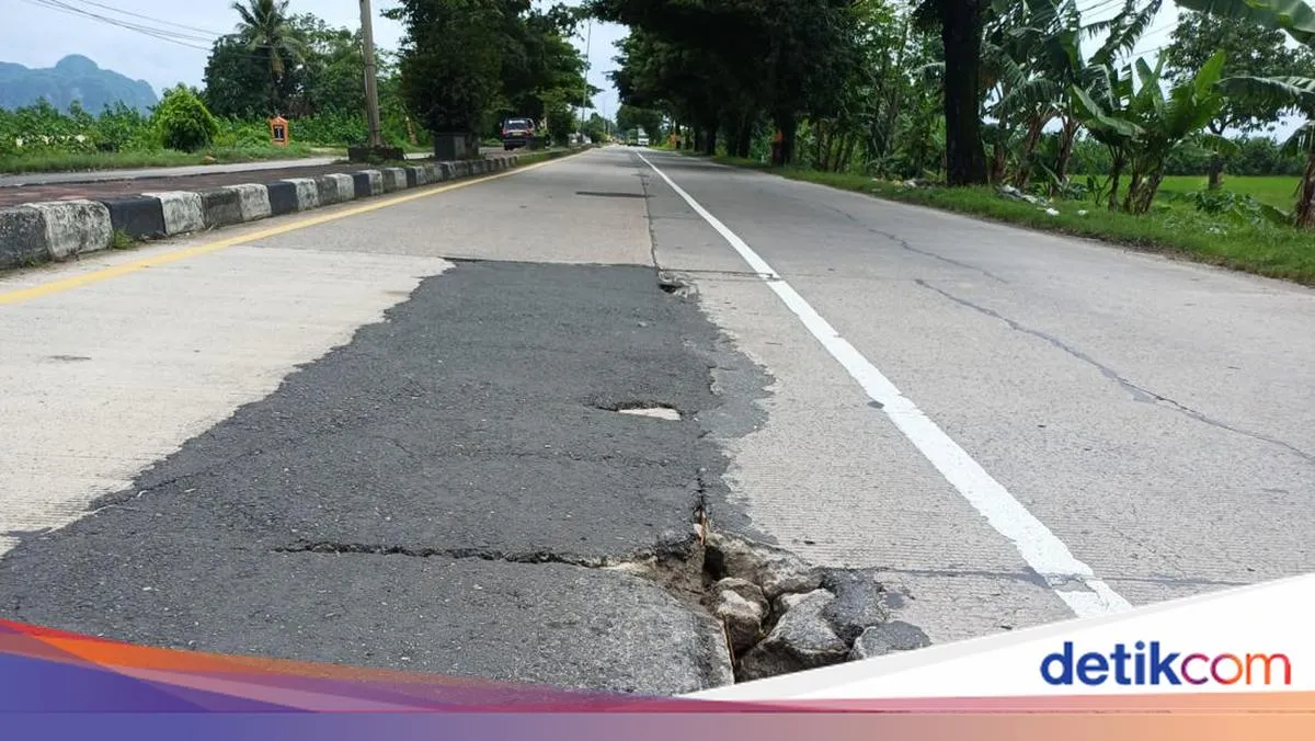 Kerusakan Jalan Trans Sulawesi di Pangkep Mengancam Keselamatan Pengendara