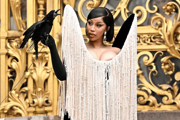 Pesona Dramatis Selebriti di Pertunjukan Schiaparelli Haute Couture