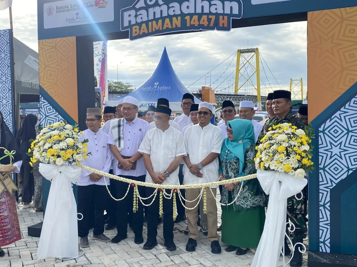 Ratusan Warga Serbu Pasar Wadai Ramadan di Jembatan Barito