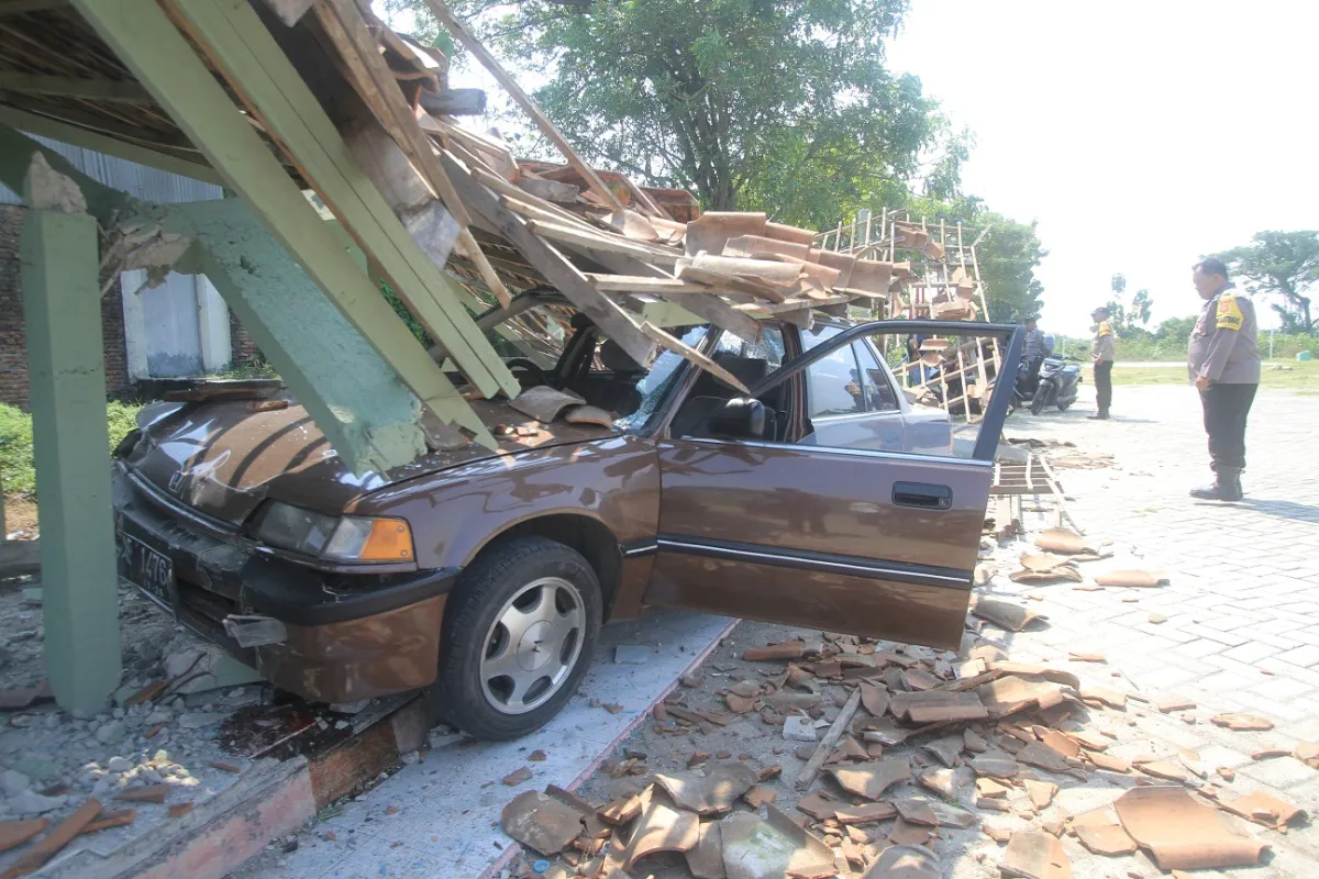 Kecelakaan Latihan Mengemudi di Magetan: Mobil Tabrak Motor dan Tribun Lapangan