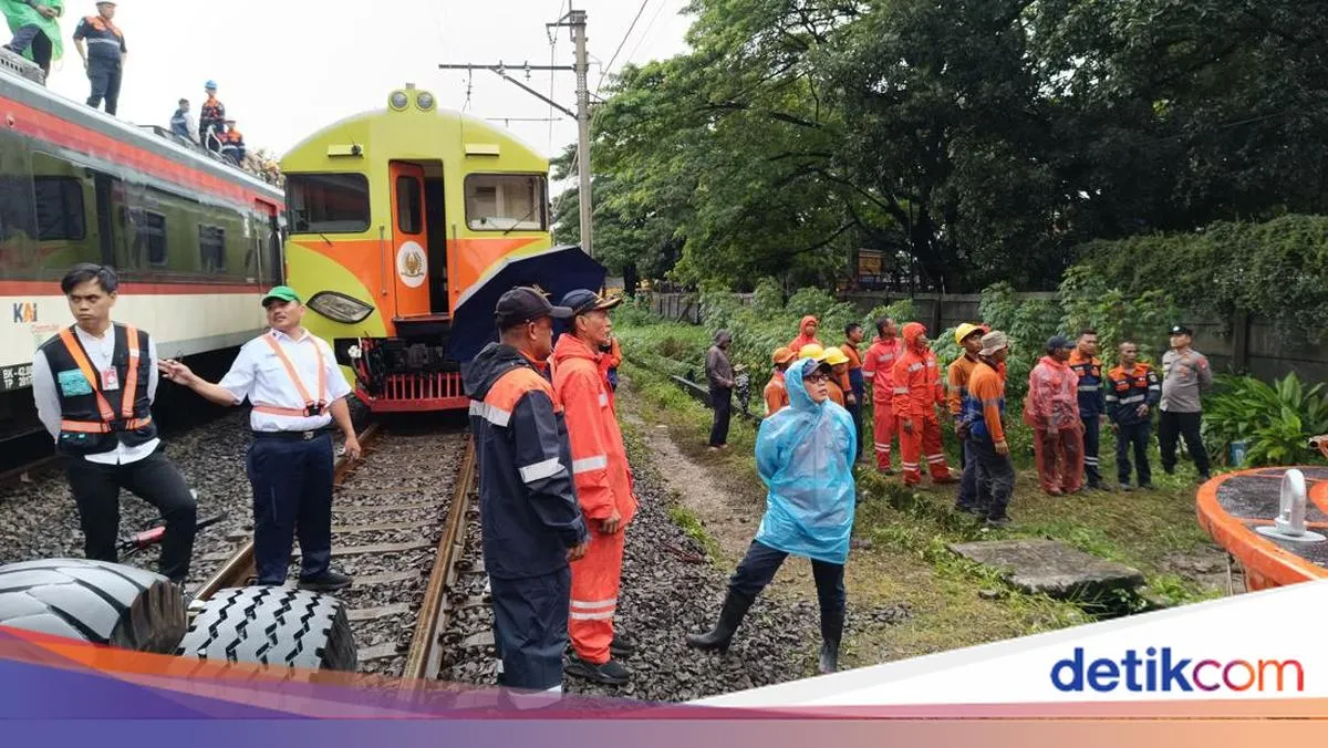 Proses Evakuasi KA Bandara Soekarno-Hatta Pasca Kecelakaan dengan Truk di Tangerang