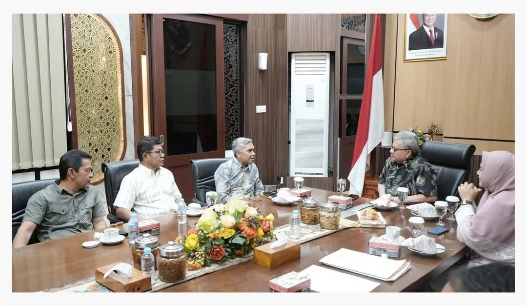 Pansel Serahkan 21 Calon Anggota KPID Sumbar ke DPRD
