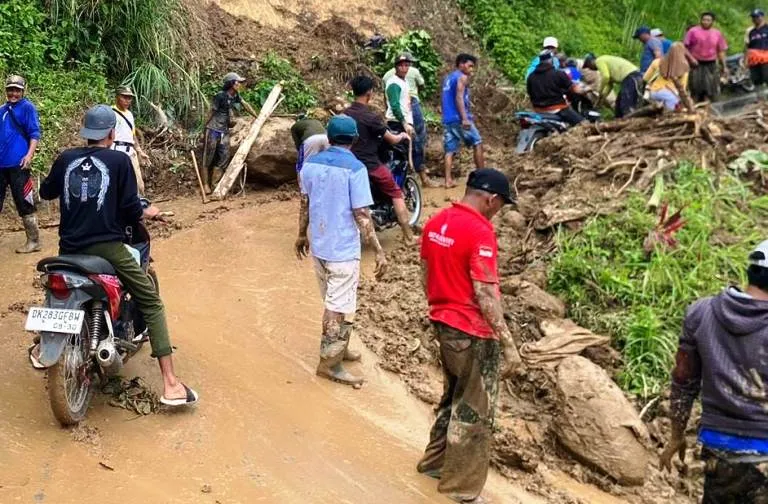 Hujan Deras Picu Longsor di Mulyorejo, Jember: Akses Jalan Utama Tertutup