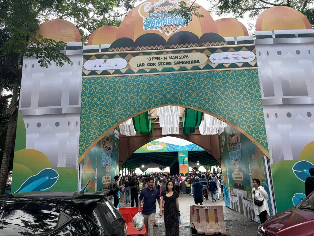 Antusiasme Masyarakat Samarinda di Pasar Ramadan Segiri Berburu Takjil