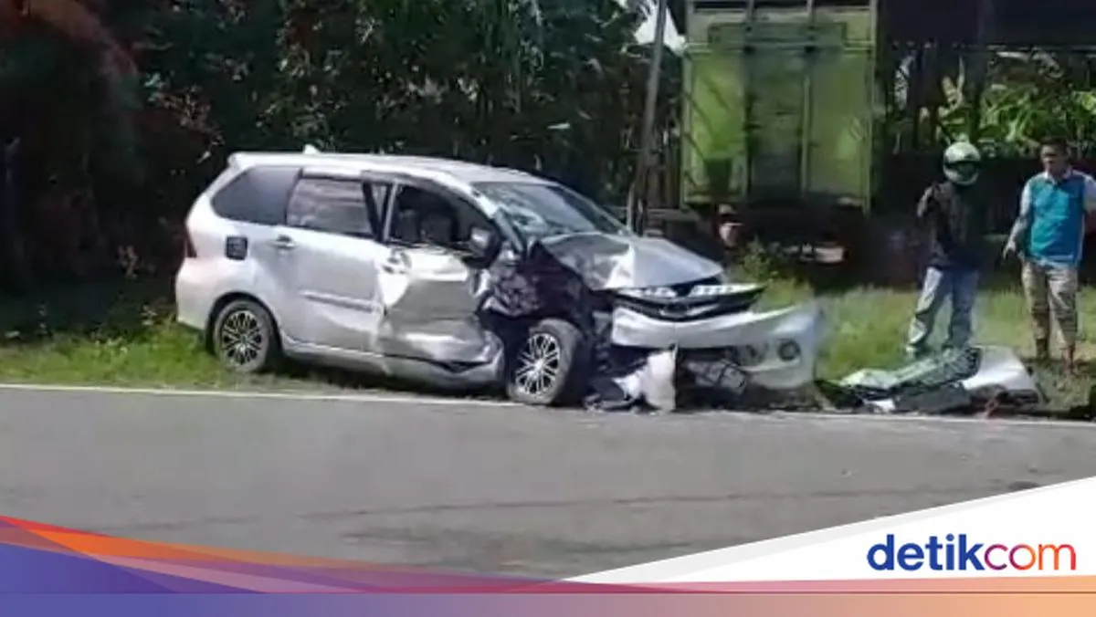 Kecelakaan Adu Banteng antara Mobil HRV dan Xenia di Maros, Tiga Orang Terluka