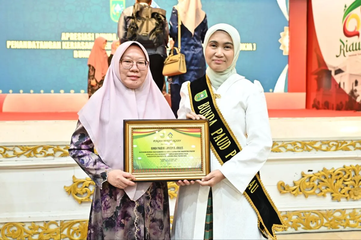 Bupati Kasmarni Raih Penghargaan Inspirator Parenting Positif di Riau