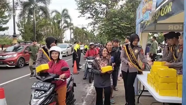 Polres Bogor Bagikan Ratusan Paket Takjil Setiap Hari di Bulan Ramadhan