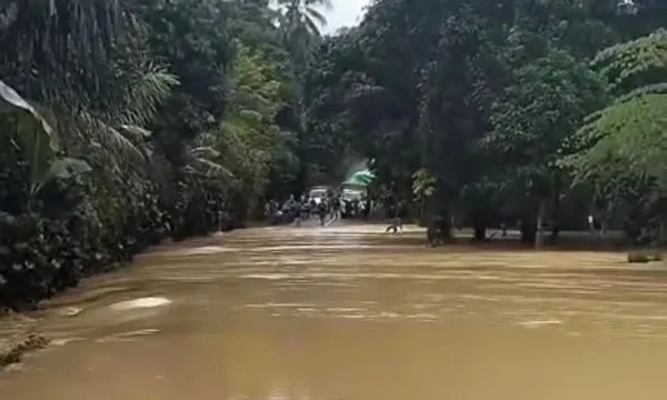 Banjir Melumpuhkan Jalan Poros Tenggarong–Kota Bangun, Kendaraan Terjebak