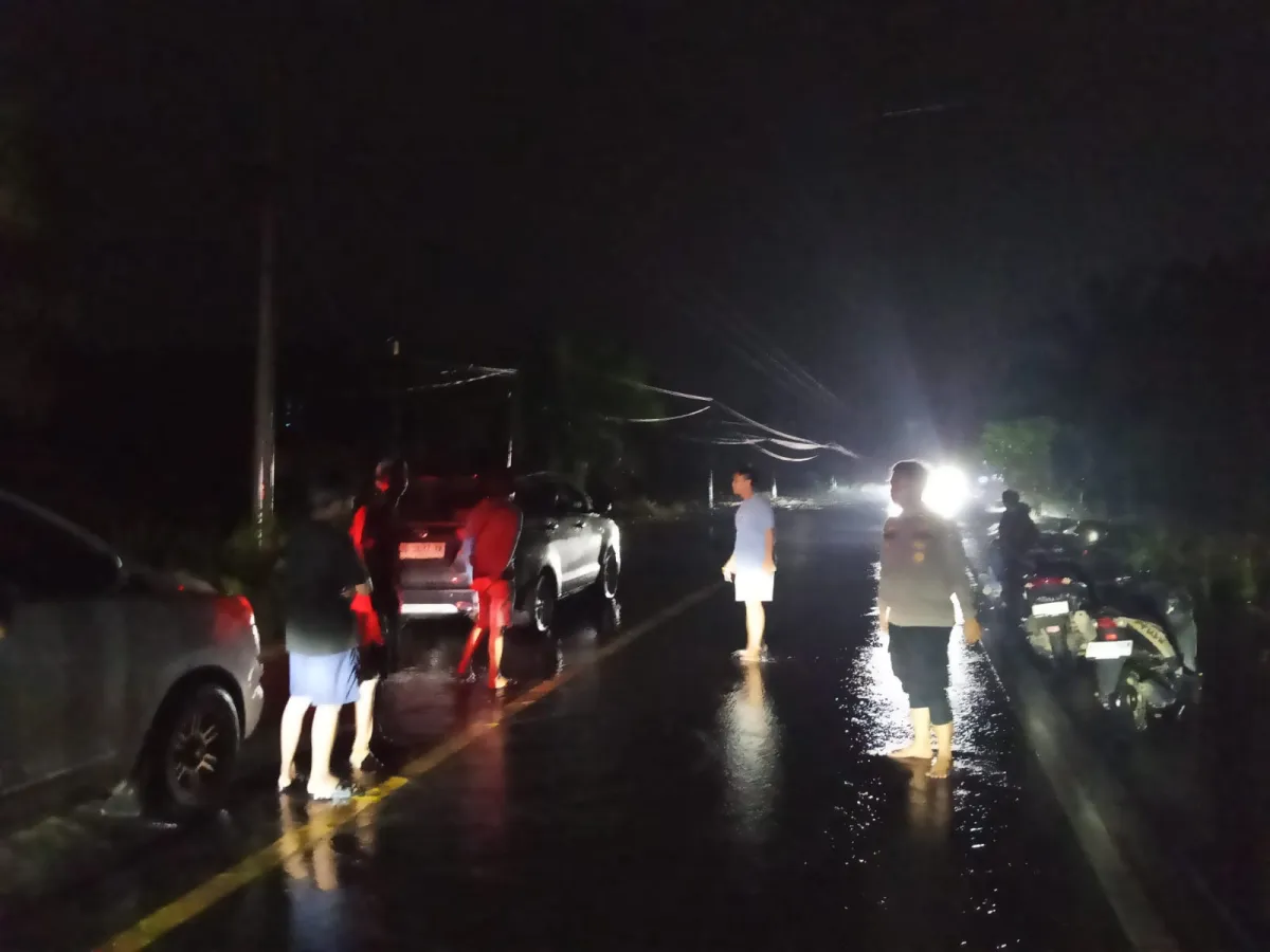 Banjir Menggenangi Jalan Poros PDC, Polsek Muara Wahau Tindak Lanjuti dengan Pengaturan Lalu Lintas