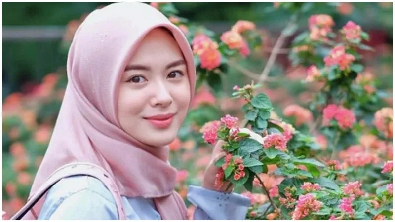 Enam Artis Indonesia yang Beralih Agama dan Semakin Religius