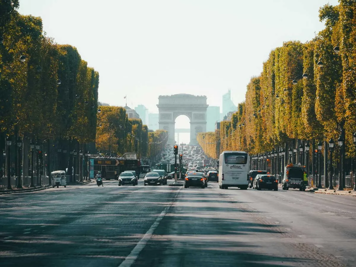Lindt Diperintahkan Bayar 500.000 Euro atas Pelanggaran Hak Cipta Champs-Élysées