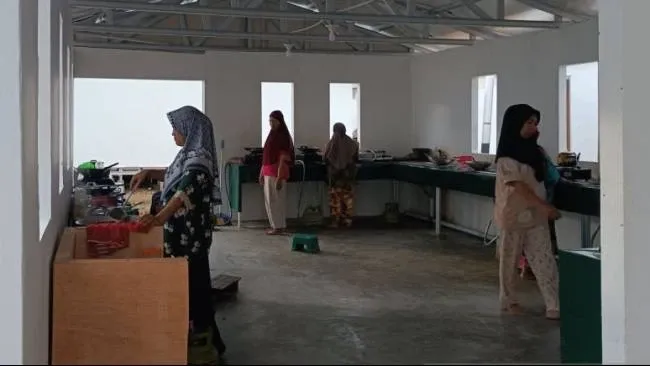 Warga Tapanuli Selatan Rayakan Berbuka Puasa Pertama di Huntara