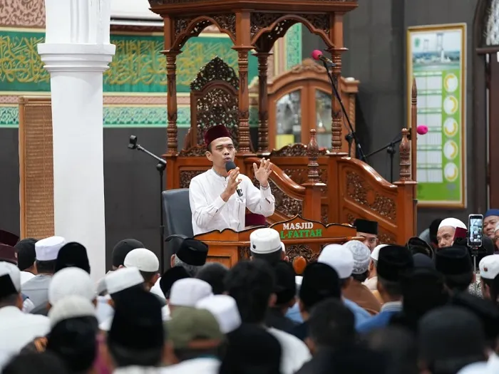 Bupati Afni dan UAS Pimpin Shalat Subuh Berjamaah di Masjid Al-Fatah