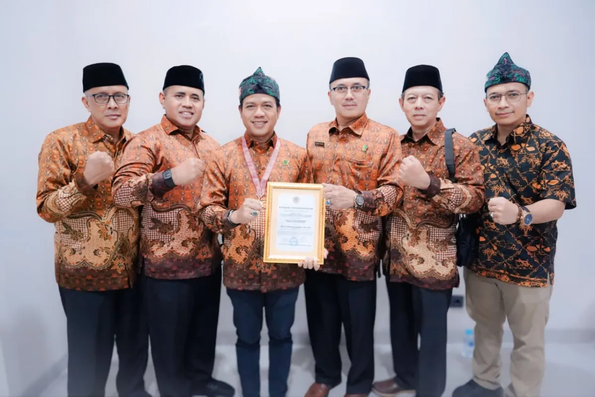 Bupati Bandung Dadang Supriatna Terima Penghargaan Wredatama Nugraha Utama