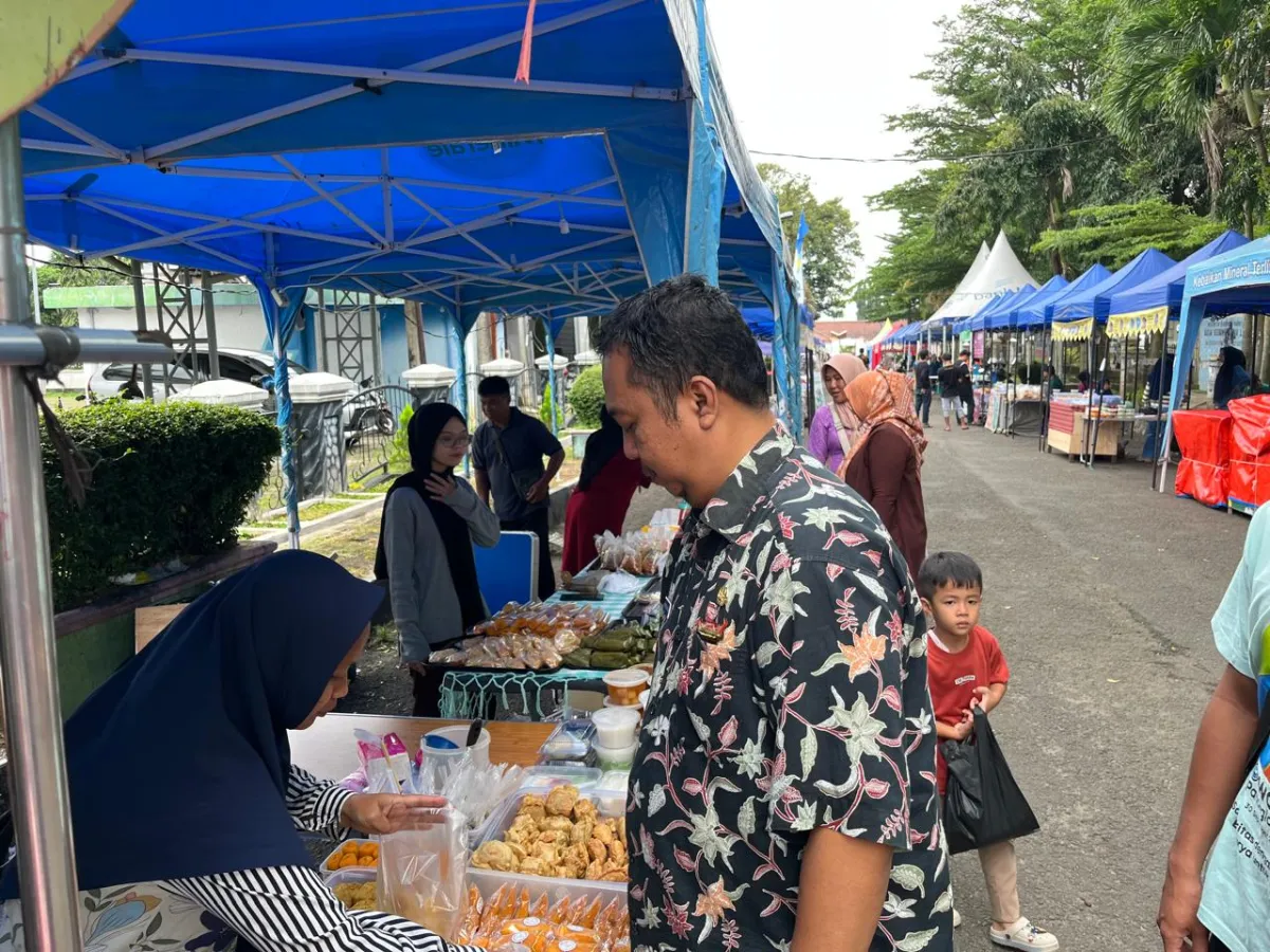Asda III Kunjungi Bazar Ramadan, Nikmati Kerupuk Mie Kuning
