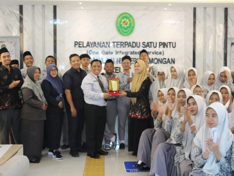 Madrasah Ikuti Wisata Edukasi Hukum di Pengadilan Lamongan