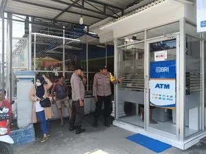 Polsek Nglegok Lakukan Patroli untuk Cegah Kejahatan di Area Perbankan