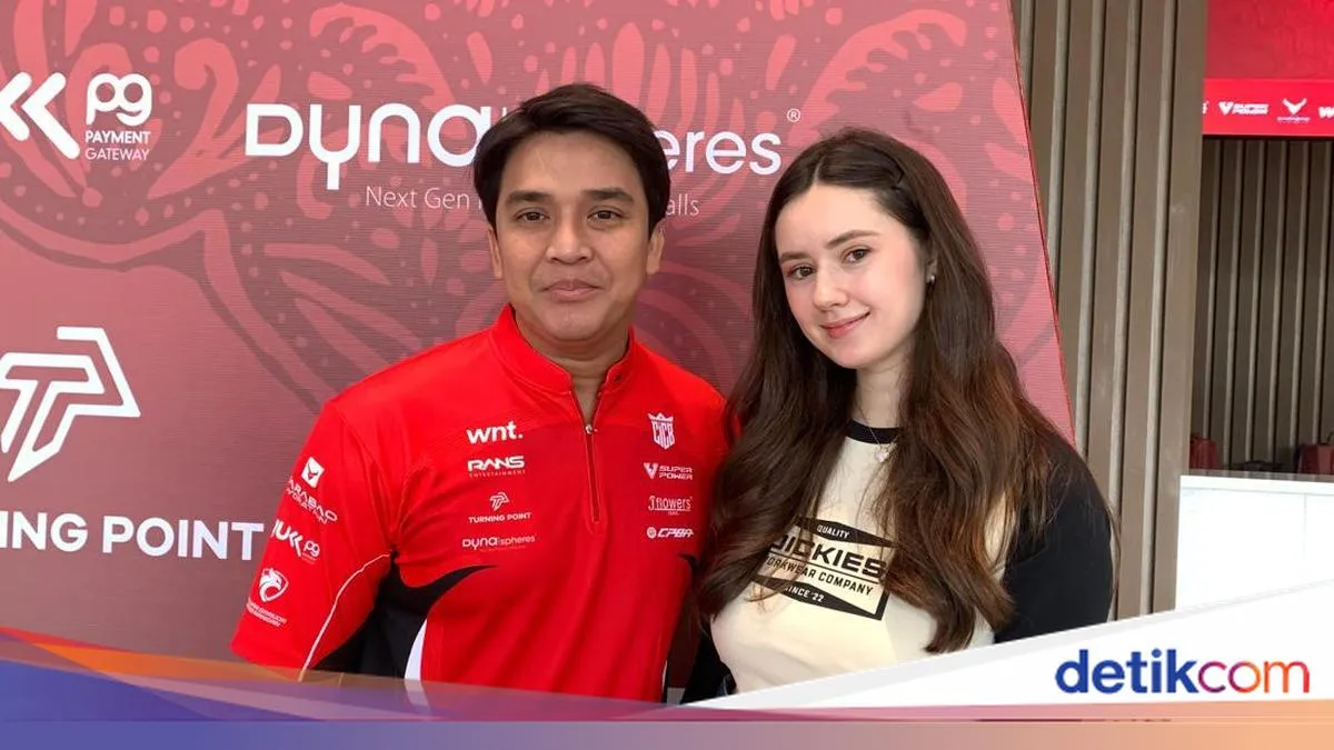 Billy Syahputra Kenalkan Anak di Makam Olga Syahputra