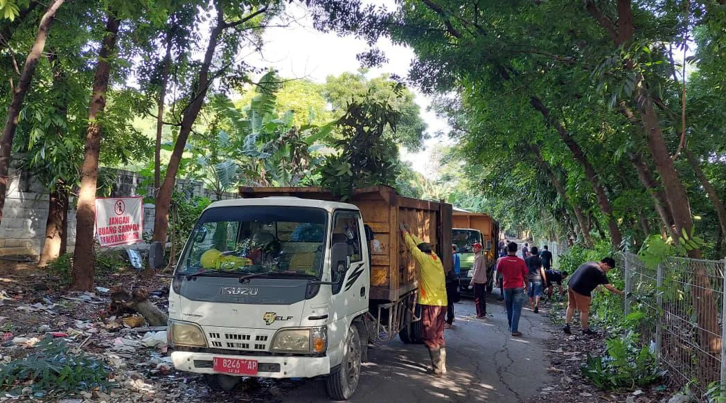 Kolaborasi Warga dan Pemerintah Desa Yosowilangun Bersihkan Tempat Pembuangan Sampah untuk Ciptakan Lingkungan Bersih