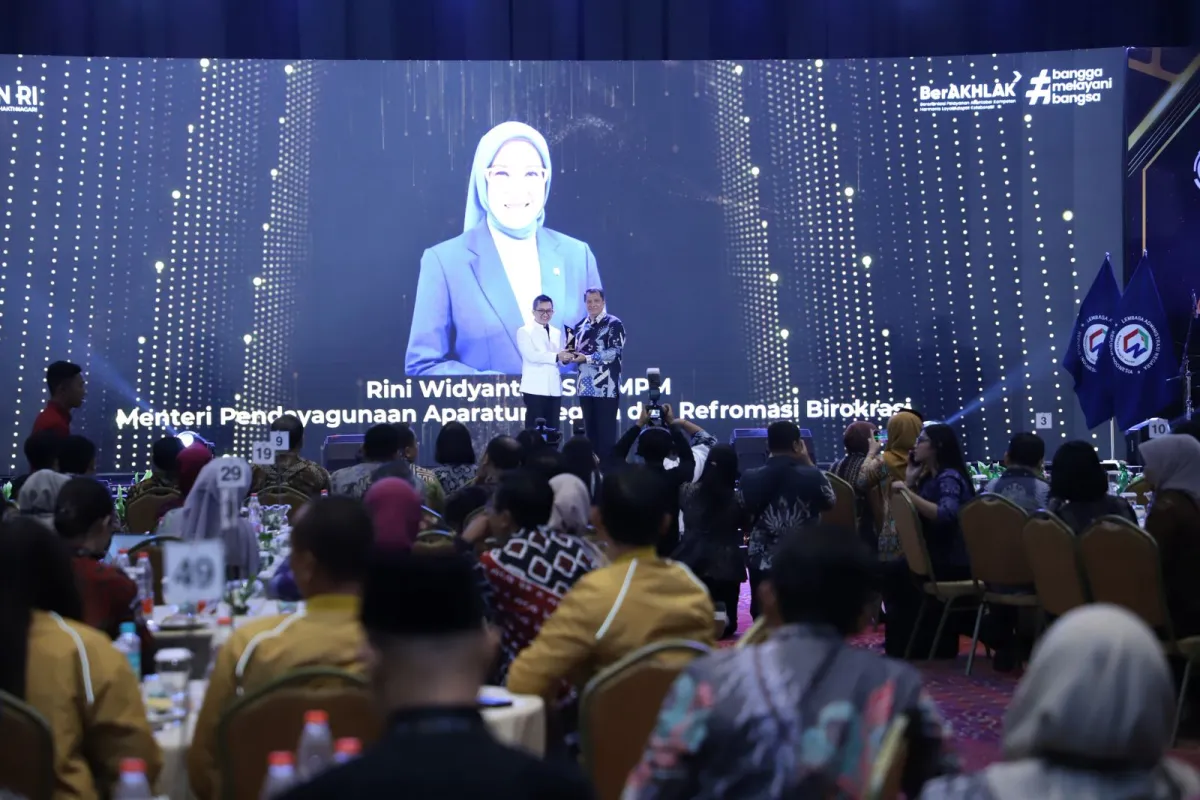 Menteri PANRB Raih Penghargaan Transformational Leaders dari LAN