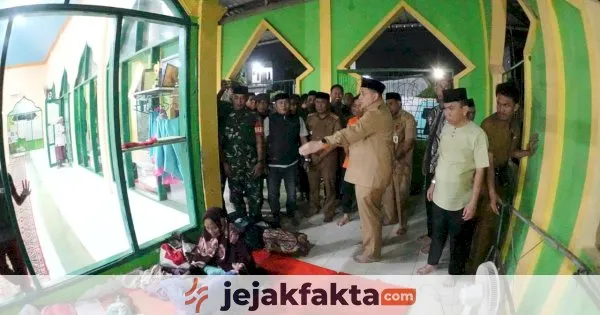 Wali Kota Makassar Kunjungi Pengungsi Banjir di Antang Malam Hari
