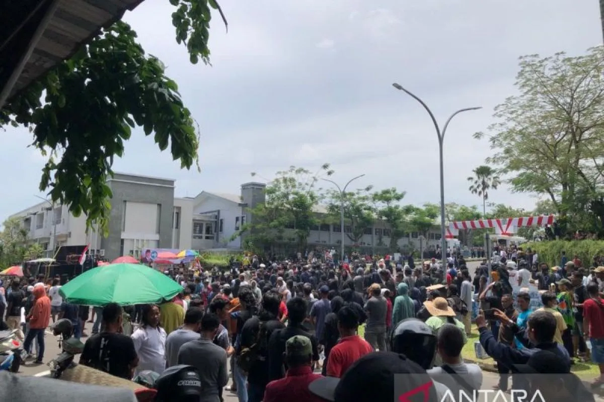 Demonstrasi Aliansi Tambang Rakyat Bersatu di Depan Kantor PT Timah