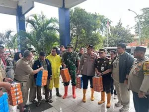 Kapolres Jakarta Utara Tinjau Pengungsi Banjir dan Salurkan Bantuan