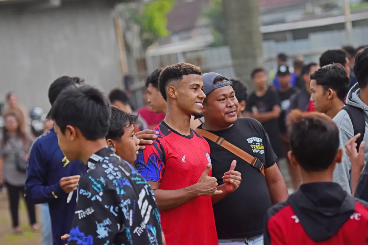 Latihan Arema FC Menarik Perhatian Warga Saat Ngabuburit