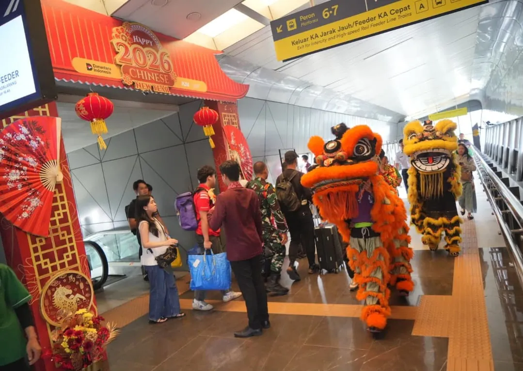 KAI Daop 2 Bandung Rayakan Imlek 2026 dengan Dekorasi Meriah dan Atraksi Barongsai