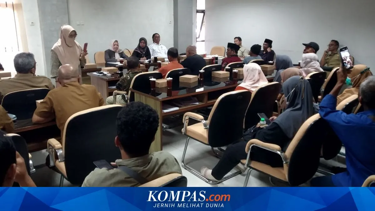 Warga Blitar Protes Polusi Pabrik Aspal dan Pemecah Batu
