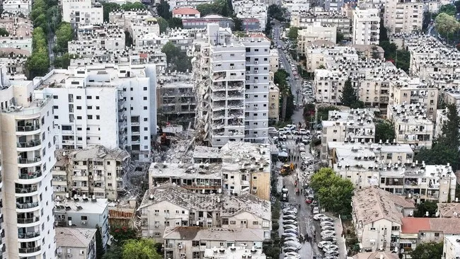 Serangan Rudal Iran Hancurkan Markas Mossad di Tel Aviv