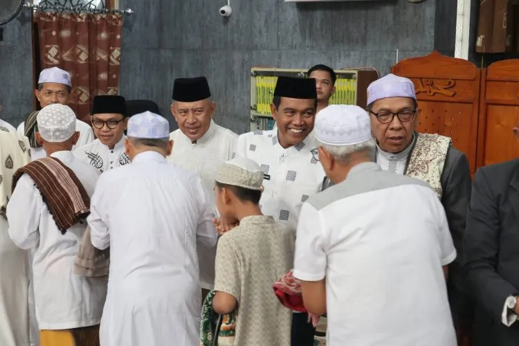 Bupati HSS dan TP PKK Laksanakan Shalat Idul Fitri di Masjid Agung Taqwa