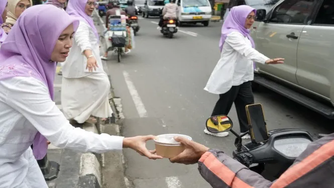 Perempuan Bangsa Bagikan Takjil Gratis untuk Pengguna Jalan di Ramadan