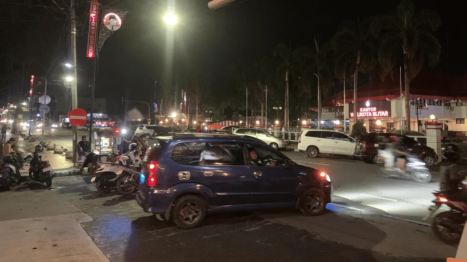 Kesibukan Malam Minggu di Jalan Merdeka Blitar: Pergerakan Kendaraan yang Padat