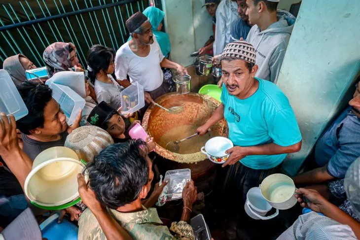 Tradisi Pembagian Bubur Muhdor di Tuban: Menyemarakkan Ramadhan Sejak 1937